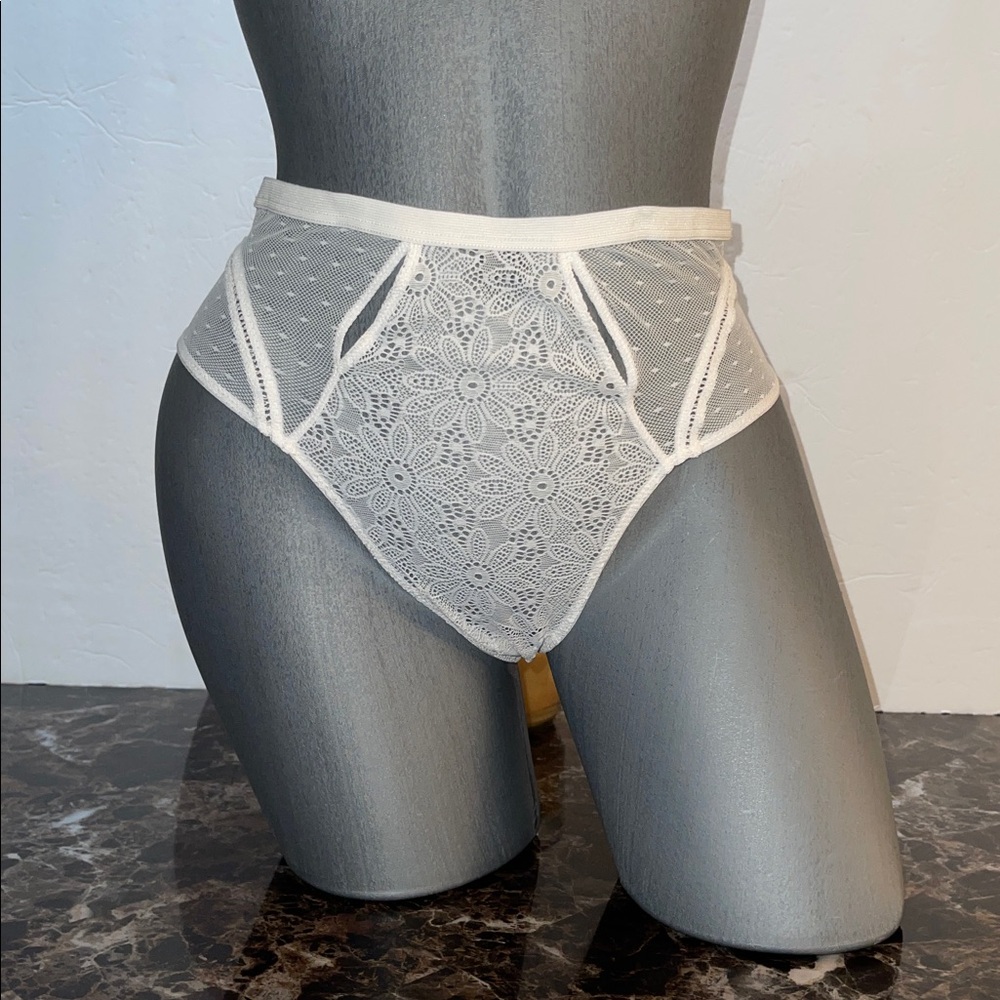 Victoria’s Secret Very Sexy high-waist Lace & Mesh Thong Panty. Size Small. NWT